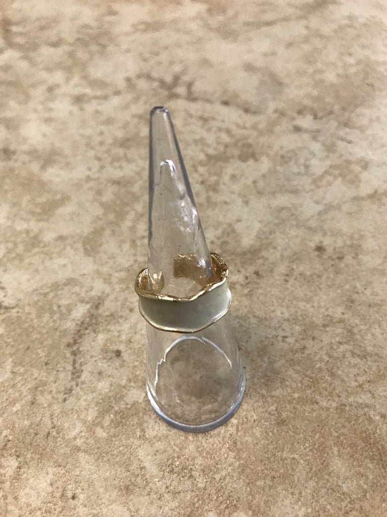 Ring: Cream Band Gold Sides -size 5