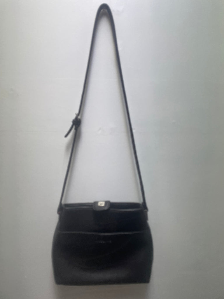 Pre-Loved Liz Claiborne Black Small Handbag w/Strap