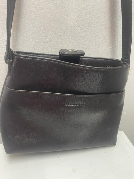 Pre-Loved Liz Claiborne Black Small Handbag w/Strap