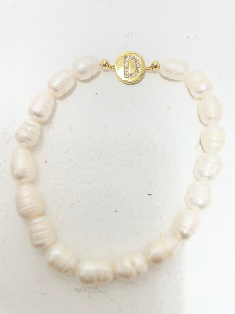 Small Pearl strand bracelet w/gold round D