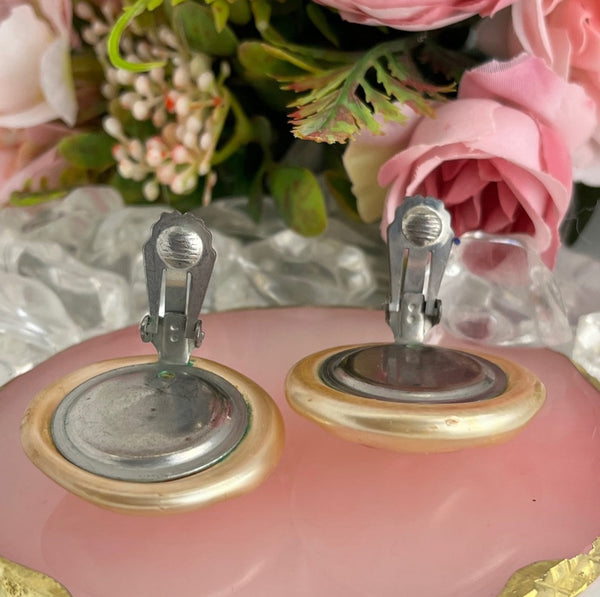 Vintage Pearlized Clip-On Earrings – Classic Statement for Timeless Style