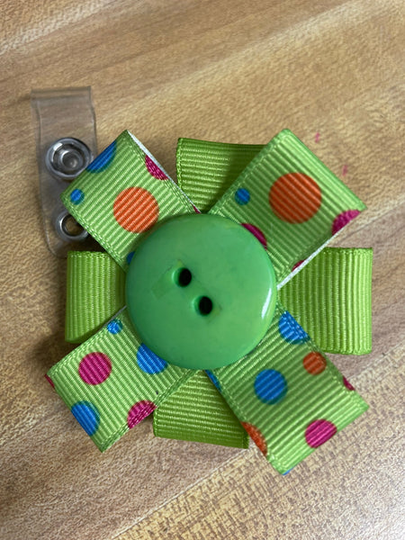 Badge Pull-green multi color dots with green button