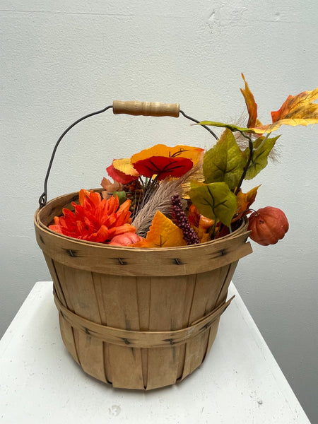 9"x7"Tall Round Basket w/Wire/wood Handle