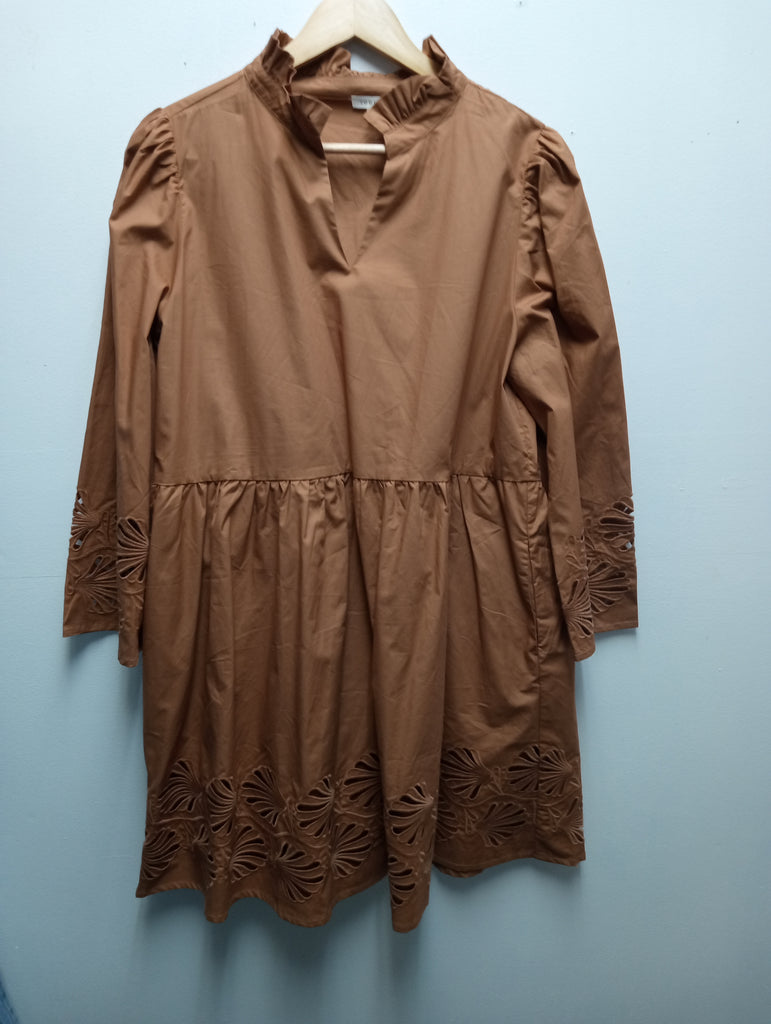 JODIFL Light brown dress w/eyelet on sleeve and hem